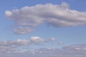 Immagine di un' in parte nuvoloso e in parte chiaro cielo durante il giorno foto