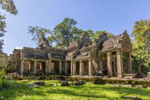 mistico e famoso rovine di ancora wat nel Cambogia con no persone nel estate foto