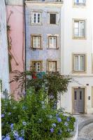 vecchio edificio facciate nel vecchio città di Lisboa nel Portogallo nel estate foto