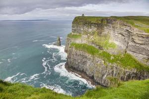 Visualizza al di sopra di scogliera linea di il scogliere di moher nel Irlanda durante giorno foto