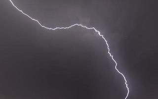 immagine di un' veloce nel il notte cielo con raggiante nuvole foto