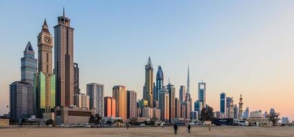 orizzonte di dubai nel il tramonto foto