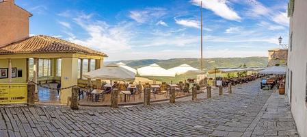 Visualizza a partire dal il la zona sotto il città muri di motovun al di sopra di il circostante campagna durante il giorno foto