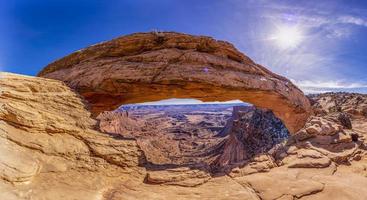 Visualizza su mesa arco nel canyonlands nazionale parco nel Utah nel inverno foto