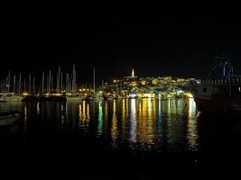 notte panorama al di sopra di il porto di il croato costiero cittadina di vrsar nel istria foto