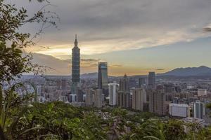 panoramico immagine al di sopra di taipei a partire dal elefante montagna nel il sera nel estate foto