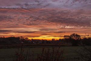 Immagine di un' colorato e alto contrasto Alba con luminosa nube formazioni prese nel Germania foto