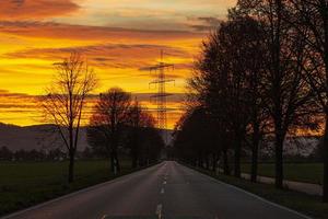 Immagine di un' colorato e alto contrasto Alba con luminosa nube formazioni lungo un viale foto