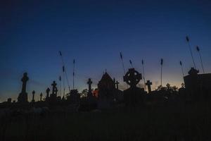 vecchio cimitero nel il sera nel Irlanda foto