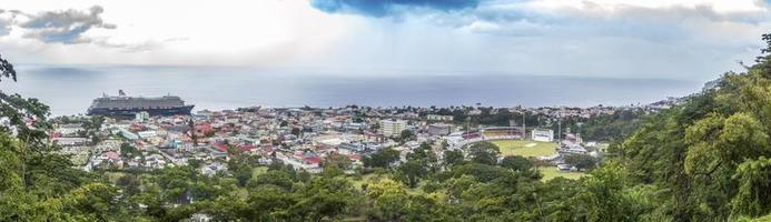 panoramico immagine di il città di roseau su dominica isola durante giorno foto