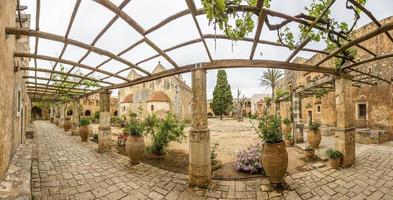 Visualizza al di sopra di il giardino di il monastero arkadi su il greco isola di Creta nel estate foto