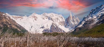 Visualizza di il laguna cerro torrewith torre ghiacciaio nel il ultimi bagliori foto