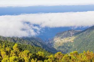 aereo Visualizza al di sopra di il villaggio sao vicente su il portoghese isola di Madera nel estate foto