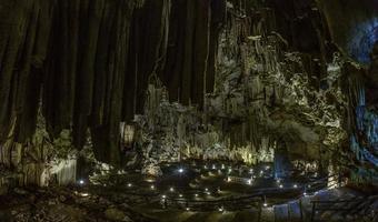 panoramico immagine di melidon grotta su Creta isola con altare e pietra attraversare senza persone foto