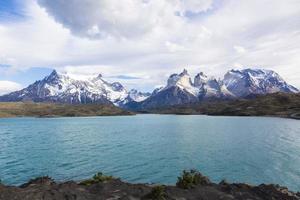 Visualizza su cerro paine Grande e Lago pehoe nel patagonia foto