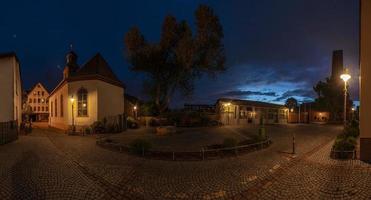 Visualizza di il storico protestante Chiesa di walldorf nel Assia durante tramonto foto