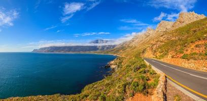 panoramico Visualizza di il costiero strada a partire dal il capo di bene speranza in direzione capo cittadina foto