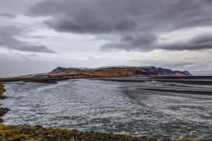 panoramico immagine al di sopra di degno di nota e vuoto paesaggio nel meridionale Islanda nel inverno durante giorno foto