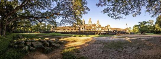 mistico e famoso rovine di ancora wat nel Cambogia con no persone nel estate foto