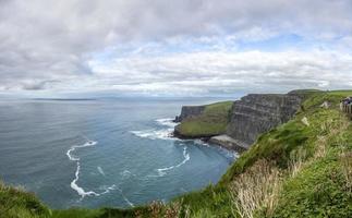 Visualizza al di sopra di scogliera linea di il scogliere di moher nel Irlanda durante giorno foto