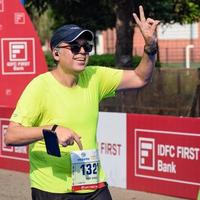 nuovo delhi, India - ottobre 16 2022 - vedanta delhi metà maratona gara dopo covid nel quale maratona partecipanti di per attraversare il finire linea, delhi metà maratona 2022 foto