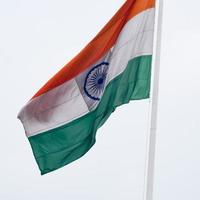 sventolando la bandiera indiana, bandiera dell'india, bandiera indiana che svolazza in alto a connaught place con orgoglio nel cielo blu, bandiera indiana, har ghar tiranga, sventolando la bandiera indiana foto