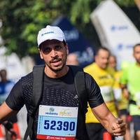 nuovo delhi, India - ottobre 16 2022 - vedanta delhi metà maratona gara dopo covid nel quale maratona partecipanti di per attraversare il finire linea, delhi metà maratona 2022 foto