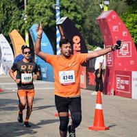 nuovo delhi, India - ottobre 16 2022 - vedanta delhi metà maratona gara dopo covid nel quale maratona partecipanti di per attraversare il finire linea, delhi metà maratona 2022 foto