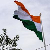 sventolando la bandiera indiana, bandiera dell'india, bandiera indiana che svolazza in alto a connaught place con orgoglio nel cielo blu, bandiera indiana, har ghar tiranga, sventolando la bandiera indiana foto