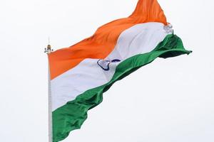 sventolando la bandiera indiana, bandiera dell'india, bandiera indiana che svolazza in alto a connaught place con orgoglio nel cielo blu, bandiera indiana, har ghar tiranga, sventolando la bandiera indiana foto