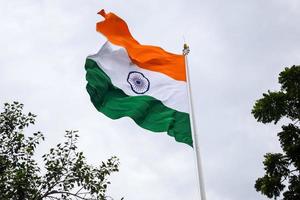 sventolando la bandiera indiana, bandiera dell'india, bandiera indiana che svolazza in alto a connaught place con orgoglio nel cielo blu, bandiera indiana, har ghar tiranga, sventolando la bandiera indiana foto