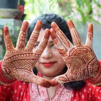 bellissimo donna vestito su come indiano tradizione con alcanna mehndi design su sua tutti e due mani per celebrare grande Festival di karwa chaut, karwa chauth celebrazioni di indiano donna per sua marito foto