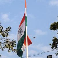 sventolando la bandiera indiana, bandiera dell'india, bandiera indiana che svolazza in alto a connaught place con orgoglio nel cielo blu, bandiera indiana, har ghar tiranga, sventolando la bandiera indiana foto