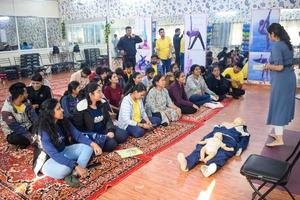 delhi, India - novembre 19, 2022 - umano manichino bugie su il pavimento durante primo aiuto formazione - cardiopolmonare rianimazione. primo aiuto corso su cpr manichino, cpr primo aiuto formazione concetto foto