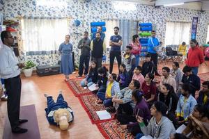 delhi, India - novembre 19, 2022 - umano manichino bugie su il pavimento durante primo aiuto formazione - cardiopolmonare rianimazione. primo aiuto corso su cpr manichino, cpr primo aiuto formazione concetto foto