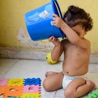 carino poco ragazzo shivaay sapra a casa balcone durante estate volta, dolce poco ragazzo servizio fotografico durante giorno luce, poco ragazzo godendo a casa durante foto sparare