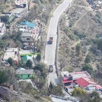 vista aerea dall'alto dei veicoli stradali che guidano su strade di montagna a nainital, india, uttarakhand, vista dal lato superiore della montagna per il movimento di veicoli stradali foto