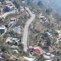 vista aerea dall'alto dei veicoli stradali che guidano su strade di montagna a nainital, india, uttarakhand, vista dal lato superiore della montagna per il movimento di veicoli stradali foto