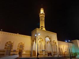 un' bellissimo notte Visualizza di il detto al shuhada moschea nel medina, Arabia arabia. foto