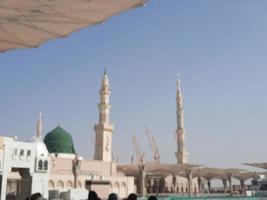 bellissimo giorno Visualizza di Masjid al nabawi, di medine verde cupola, minareti e moschea cortile. foto