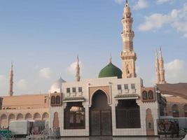 bellissimo giorno Visualizza di Masjid al nabawi, di medine verde cupola, minareti e moschea cortile. foto