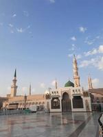 bellissimo giorno Visualizza di Masjid al nabawi, di medine verde cupola, minareti e moschea cortile. foto