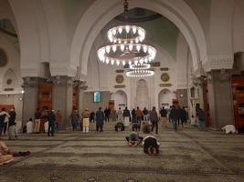 medina, Arabia arabia, dec 2022 - un' bellissimo notte Visualizza di il interno di il quba moschea nel medina foto