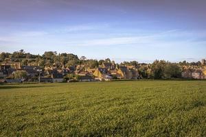 vecchio cotswolds cittadina di scheggiatura campo, Inghilterra. foto