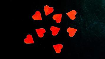 rosso cuore su nero sfondo per San Valentino giorno foto