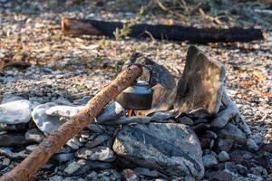 campeggio con fuoco di bivacco foto