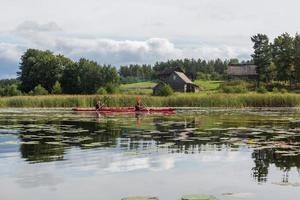 lettone lago paesaggi nel estate foto