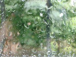 piovoso giorni pioggia gocce su il finestra superficie foto