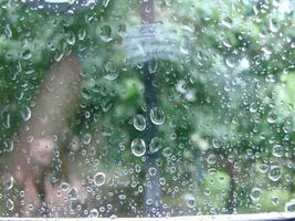 piovoso giorni pioggia gocce su il finestra superficie foto