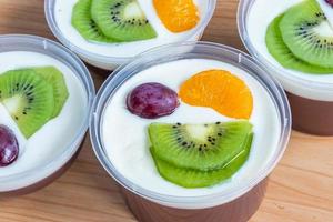 fruttato latte budino, dolce cioccolato seta budino dolce con frutta guarnizione foto